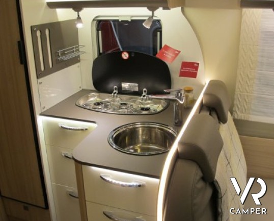 Burstner Lyseo T 690 G: nuovo semintegrale Burstner con garage, letto basculante e ampia dinette, nuovo modello sotto i sette metri e letti gemelli