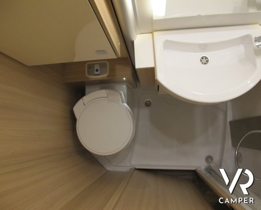 Burstner Lyseo T 690 G: nuovo semintegrale Burstner con garage, letto basculante e ampia dinette, nuovo modello sotto i sette metri e letti gemelli