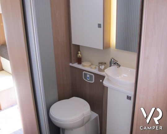 Burstner Lyseo TD Privilege 700: nuovo semintegrale con letto nautico posteriore sotto i 7 metri, bagno e doccia separati, letto basculante