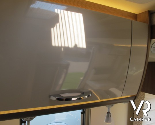 Burstner Lyseo TD Privilege 700: nuovo semintegrale con letto nautico posteriore sotto i 7 metri, bagno e doccia separati, letto basculante