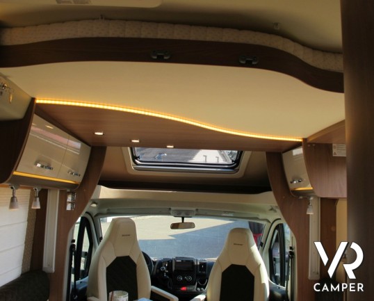 Burstner Lyseo TD Privilege 700: nuovo semintegrale con letto nautico posteriore sotto i 7 metri, bagno e doccia separati, letto basculante