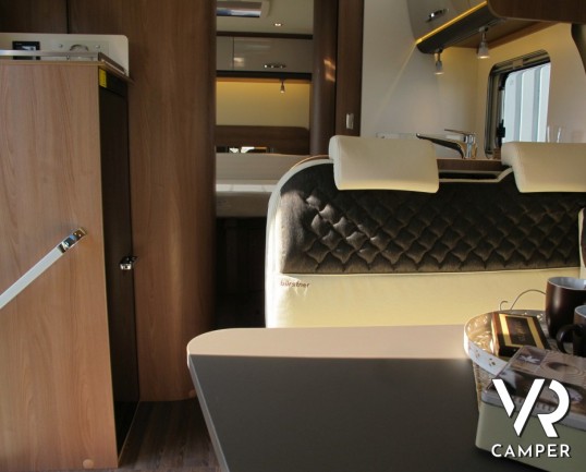 Burstner Lyseo TD Privilege 700: nuovo semintegrale con letto nautico posteriore sotto i 7 metri, bagno e doccia separati, letto basculante