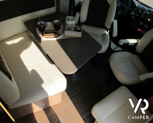 Burstner Lyseo TD Privilege 700: nuovo semintegrale con letto nautico posteriore sotto i 7 metri, bagno e doccia separati, letto basculante