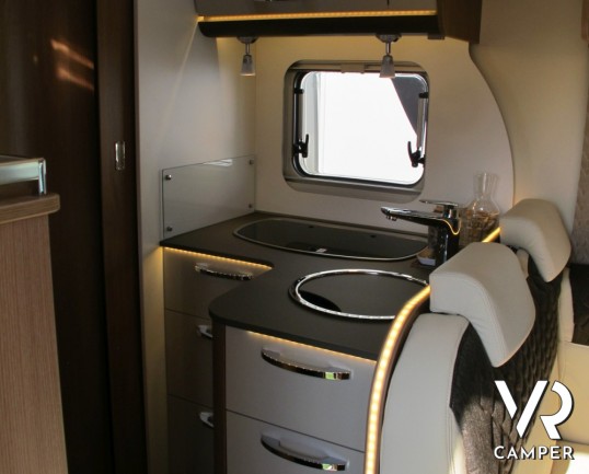 Burstner Lyseo TD Privilege 700: nuovo semintegrale con letto nautico posteriore sotto i 7 metri, bagno e doccia separati, letto basculante