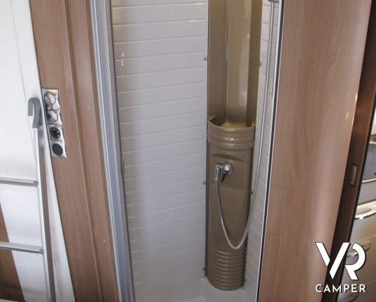 Burstner Lyseo TD Privilege 700: nuovo semintegrale con letto nautico posteriore sotto i 7 metri, bagno e doccia separati, letto basculante