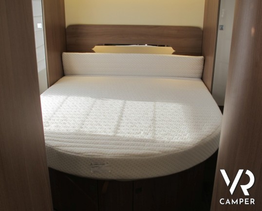 Burstner Lyseo TD Privilege 700: nuovo semintegrale con letto nautico posteriore sotto i 7 metri, bagno e doccia separati, letto basculante