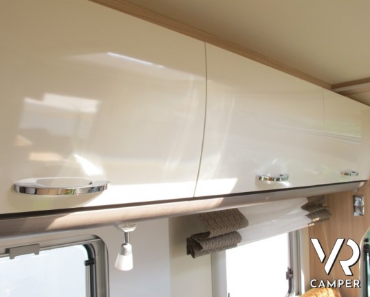 Burstner Lyseo TD Privilege 728: semintegrale con letti gemelli posteriori, letto basculante elettrico, ampia dinette e garage