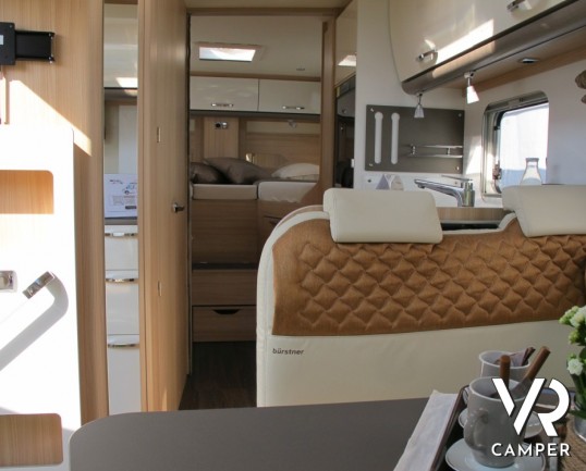 Burstner Lyseo TD Privilege 728: semintegrale con letti gemelli posteriori, letto basculante elettrico, ampia dinette e garage