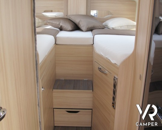 Burstner Lyseo TD Privilege 728: semintegrale con letti gemelli posteriori, letto basculante elettrico, ampia dinette e garage