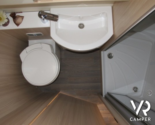 Burstner Lyseo TD Privilege 728: semintegrale con letti gemelli posteriori, letto basculante elettrico, ampia dinette e garage