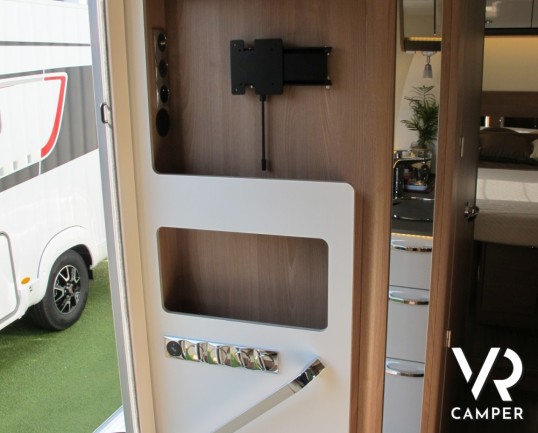 Burstner Lyseo TD Privilege 734: camper semintegrale grande con letto nautico posteriore, letto basculante centrale, bagno e doccia separata