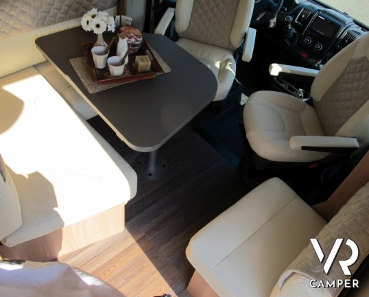 Burstner Lyseo TD Privilege 734: camper semintegrale grande con letto nautico posteriore, letto basculante centrale, bagno e doccia separata