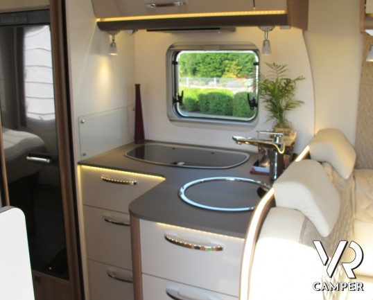 Burstner Lyseo TD Privilege 734: camper semintegrale grande con letto nautico posteriore, letto basculante centrale, bagno e doccia separata