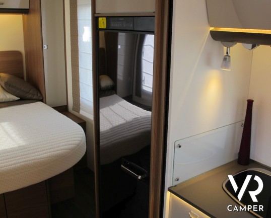 Burstner Lyseo TD Privilege 734: camper semintegrale grande con letto nautico posteriore, letto basculante centrale, bagno e doccia separata