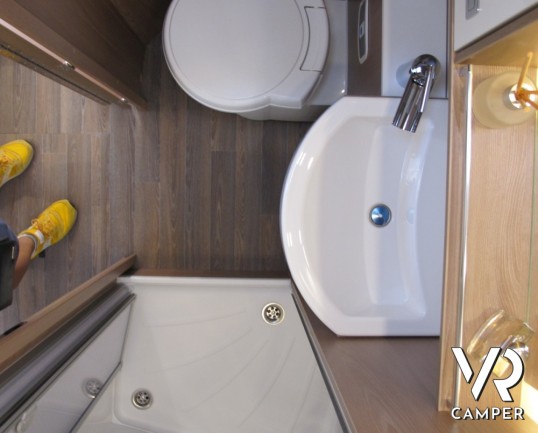 Burstner Lyseo TD Privilege 734: camper semintegrale grande con letto nautico posteriore, letto basculante centrale, bagno e doccia separata