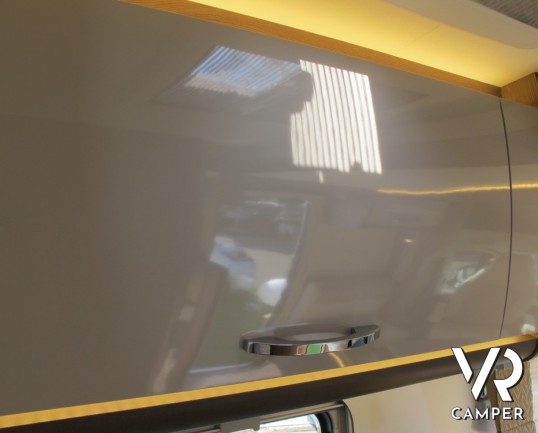 Burstner Lyseo TD Privilege 734: camper semintegrale grande con letto nautico posteriore, letto basculante centrale, bagno e doccia separata