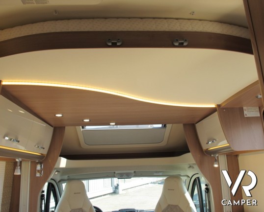 Burstner Lyseo TD Privilege 734: camper semintegrale grande con letto nautico posteriore, letto basculante centrale, bagno e doccia separata