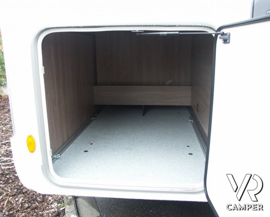 Burstner Nexxo 665: semintegrale Burstner nuovo con letto nautico basso, doccia separata, dinette ampia.