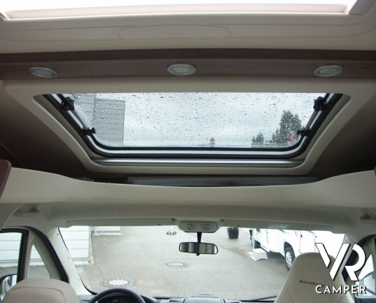 Burstner Nexxo 665: semintegrale Burstner nuovo con letto nautico basso, doccia separata, dinette ampia.