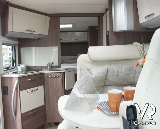 Burstner Nexxo 665: semintegrale Burstner nuovo con letto nautico basso, doccia separata, dinette ampia.