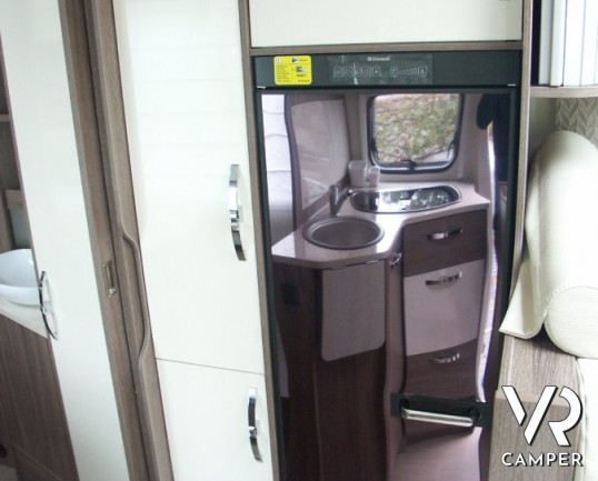 Burstner Nexxo 665: semintegrale Burstner nuovo con letto nautico basso, doccia separata, dinette ampia.