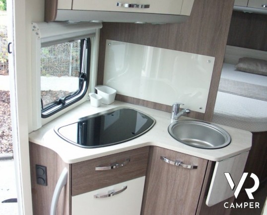 Burstner Nexxo 665: semintegrale Burstner nuovo con letto nautico basso, doccia separata, dinette ampia.