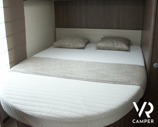 Burstner Nexxo 665: semintegrale Burstner nuovo con letto nautico basso, doccia separata, dinette ampia.