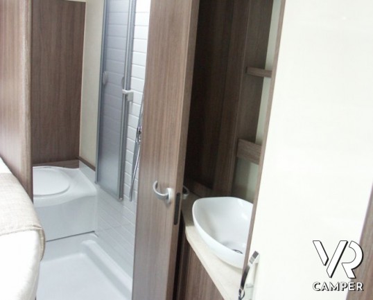 Burstner Nexxo 665: semintegrale Burstner nuovo con letto nautico basso, doccia separata, dinette ampia.