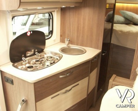 Burstner Nexxo Time 670: camper nuovo a Torino con garage e ampia dinette, senza letto basculante.