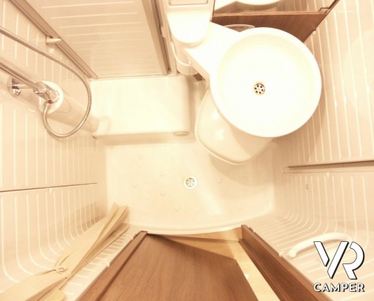 Burstner Nexxo Time 670: camper nuovo a Torino con garage e ampia dinette, senza letto basculante.