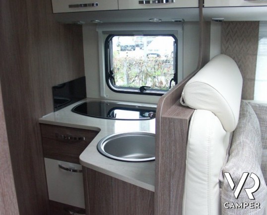 Burstner Nexxo 740: camper grande semintegrale nuovo con letto nautico magenta