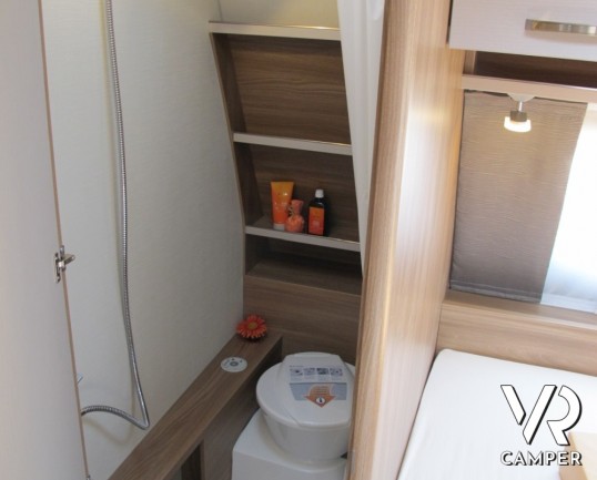 Burstner Premio 460 TS: caravan nuova 4 posti con dinette a ferro di cavallo e letto alla francese.