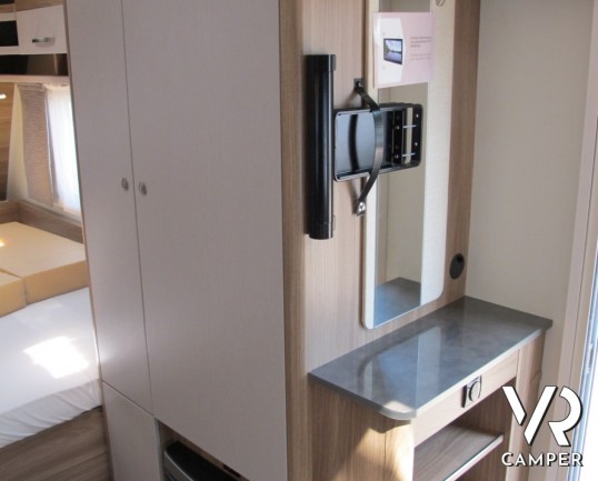 Burstner Premio 460 TS: caravan nuova 4 posti con dinette a ferro di cavallo e letto alla francese.