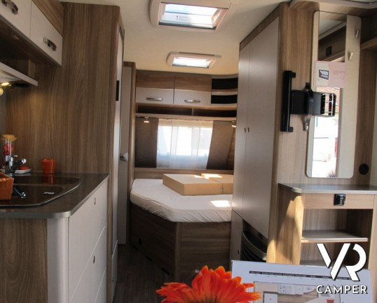 Burstner Premio 460 TS: caravan nuova 4 posti con dinette a ferro di cavallo e letto alla francese.