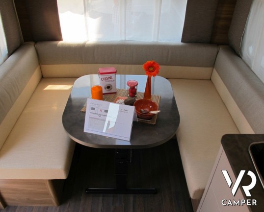 Burstner Premio 460 TS: caravan nuova 4 posti con dinette a ferro di cavallo e letto alla francese.