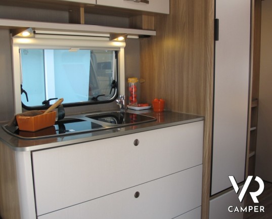 Burstner Premio 460 TS: caravan nuova 4 posti con dinette a ferro di cavallo e letto alla francese.