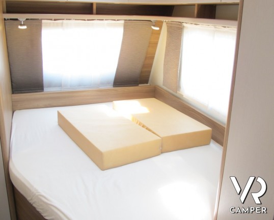 Burstner Premio 460 TS: caravan nuova 4 posti con dinette a ferro di cavallo e letto alla francese.