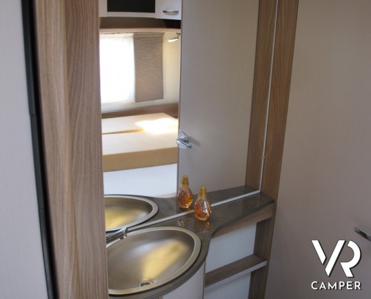 Burstner Premio 460 TS: caravan nuova 4 posti con dinette a ferro di cavallo e letto alla francese.