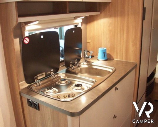 Burstner Premio 495 TK: roulotte nuova a Torino marchio Burstner con letti a castello, 6 posti, letto basso matrimoniale.