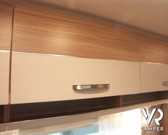 Burstner Premio 495 TK: roulotte nuova a Torino marchio Burstner con letti a castello, 6 posti, letto basso matrimoniale.