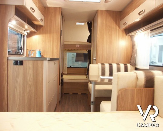 Burstner Premio 495 TK: roulotte nuova a Torino marchio Burstner con letti a castello, 6 posti, letto basso matrimoniale.