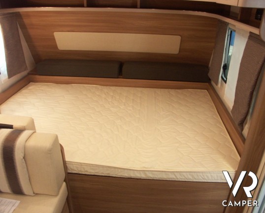 Burstner Premio 495 TK: roulotte nuova a Torino marchio Burstner con letti a castello, 6 posti, letto basso matrimoniale.