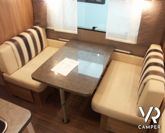 Burstner Premio 495 TK: roulotte nuova a Torino marchio Burstner con letti a castello, 6 posti, letto basso matrimoniale.
