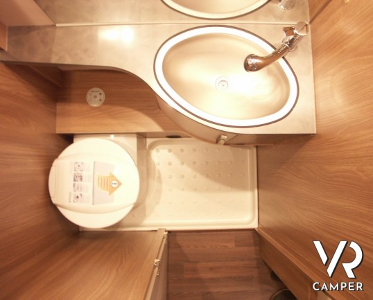 Burstner Premio 495 TK: roulotte nuova a Torino marchio Burstner con letti a castello, 6 posti, letto basso matrimoniale.