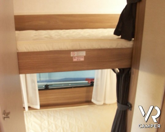 Burstner Premio 495 TK: roulotte nuova a Torino marchio Burstner con letti a castello, 6 posti, letto basso matrimoniale.