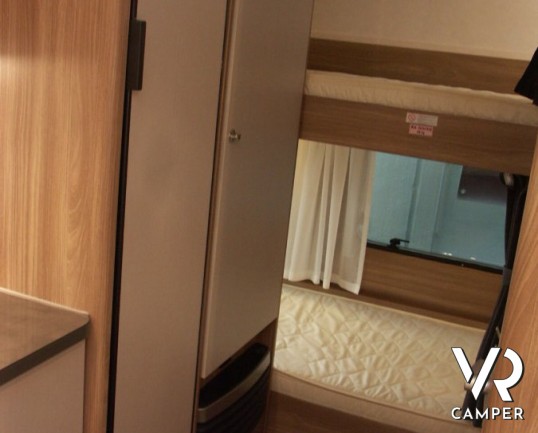 Burstner Premio 495 TK: roulotte nuova a Torino marchio Burstner con letti a castello, 6 posti, letto basso matrimoniale.