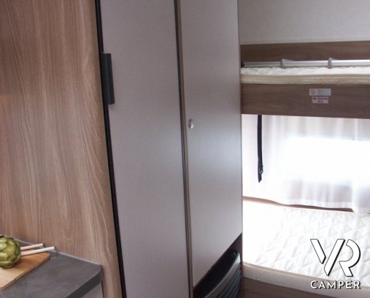 Burstner Premio 495 TK: caravan nuova con 6 posti letto, dinette centrale, frigo grande, letto matrimoniale e letti a castello grandi.
