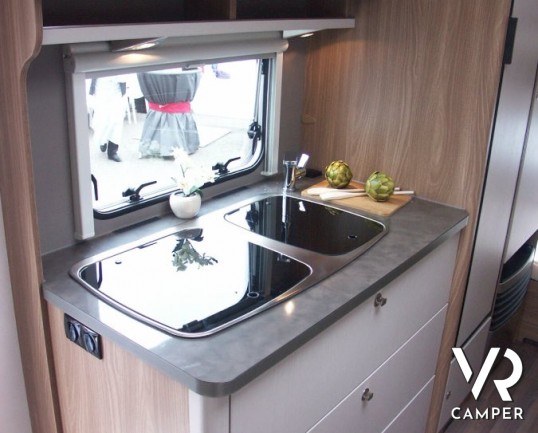 Burstner Premio 495 TK: caravan nuova con 6 posti letto, dinette centrale, frigo grande, letto matrimoniale e letti a castello grandi.