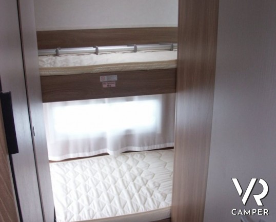 Burstner Premio 495 TK: caravan nuova con 6 posti letto, dinette centrale, frigo grande, letto matrimoniale e letti a castello grandi.