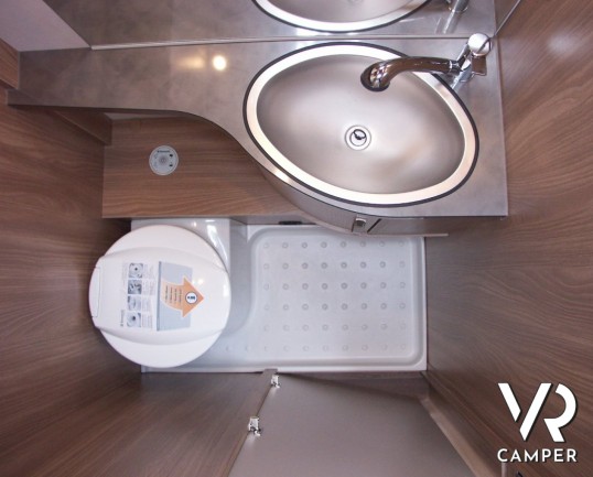 Burstner Premio 495 TK: caravan nuova con 6 posti letto, dinette centrale, frigo grande, letto matrimoniale e letti a castello grandi.